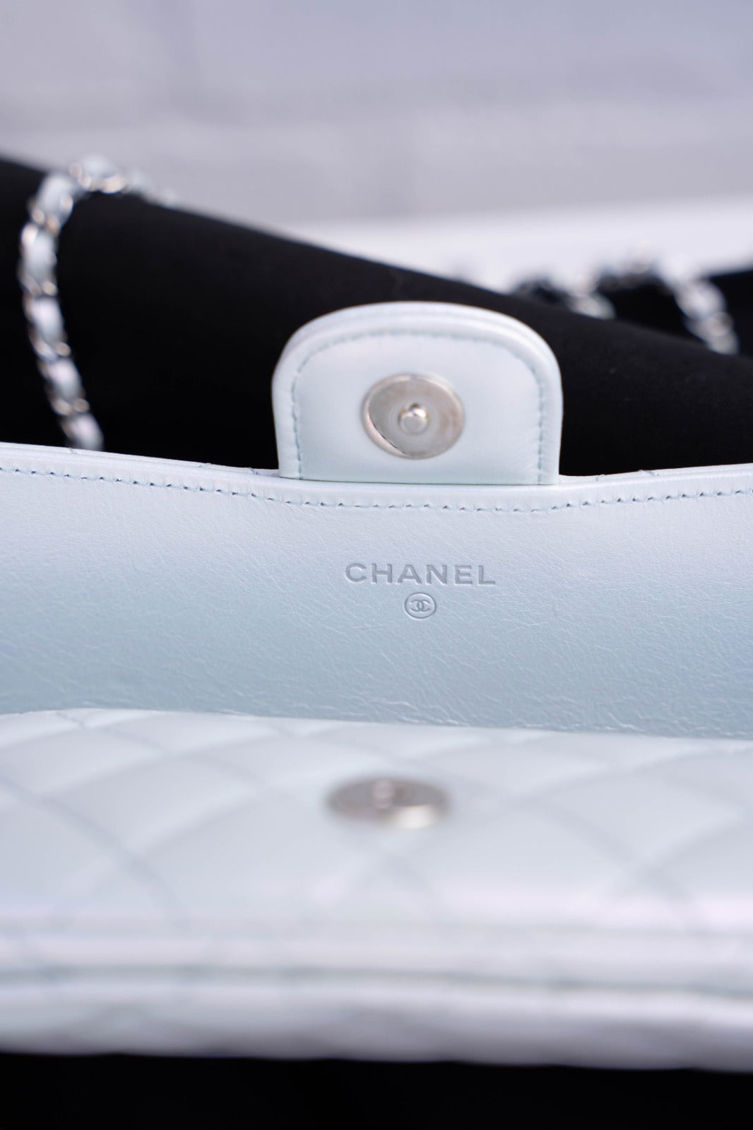 Chanel Mini Classic Flap- Parelmoer Edition